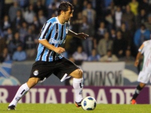 Corinthians terá excesso de canhotos no meio-campo